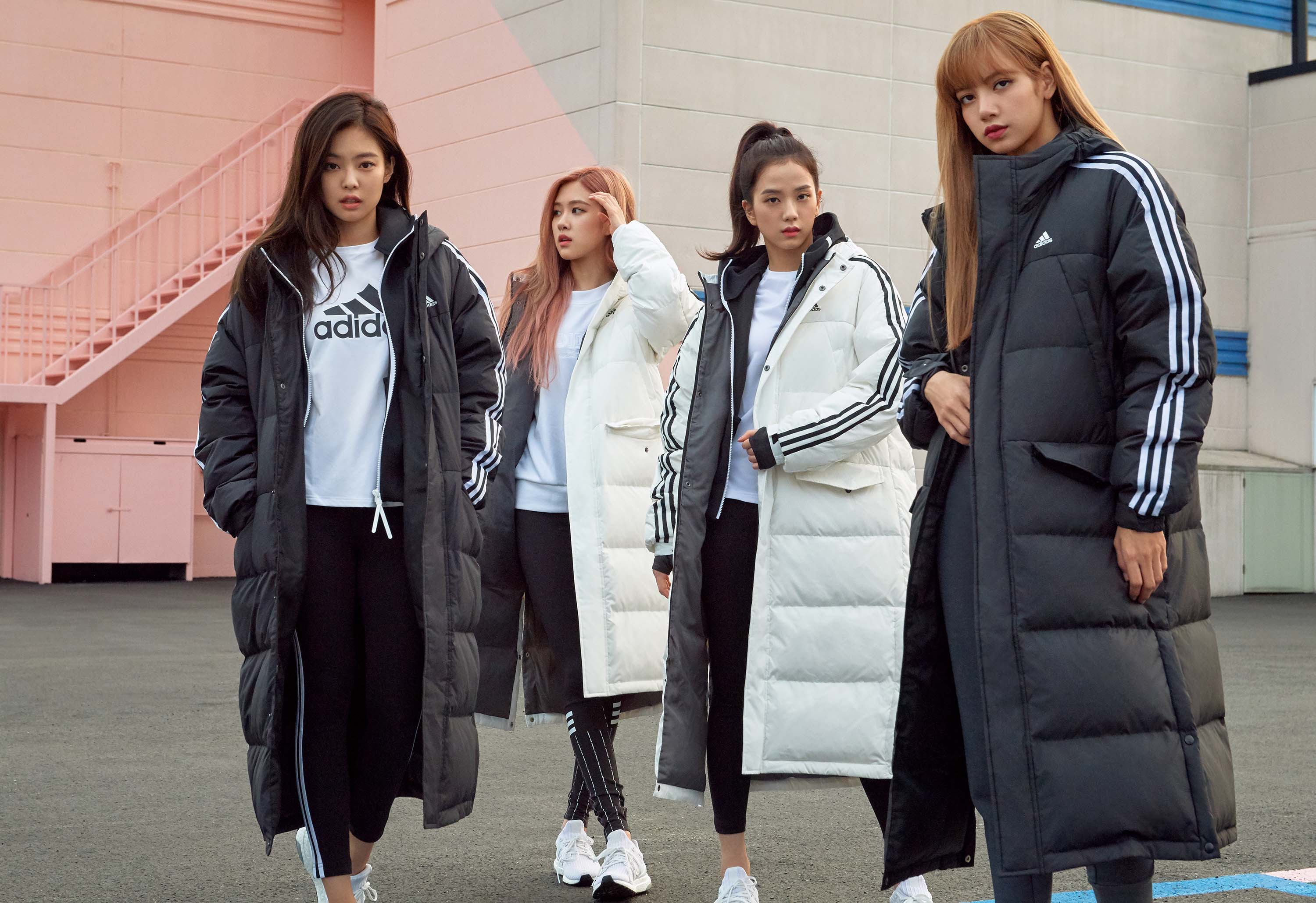 Stylish Long padding pictures of the group Black Pink and WINNER have been released.Adidas, a global leading sports brand, released two Long paddings with sporty and stylish designs for the full winter season and released a picture with Black Pink and WINNER.In this picture, Long padding, which is worn to protect the body from the cold, was interpreted as a new perspective and showed in a more stylish style.In particular, Black Pink sublimated the long padding, which can seem somewhat rugged, with a free and hip sensibility and expressed it as a modern fashion item.Meanwhile, Adidas will also hold events for purchasing customers to commemorate the launch of this product.A total of 100 people, 50 of whom will be awarded a lottery, will receive a Black Pink fan Members Only in November or a WINNER fan Members Only entry ticket on October 27.In addition, a total of 60 people, 30 people, will be provided with WINNER or Black Pink sign CD, and a total of 2,000 people will be provided with Adidas Winter Bromide.Photo Adidas