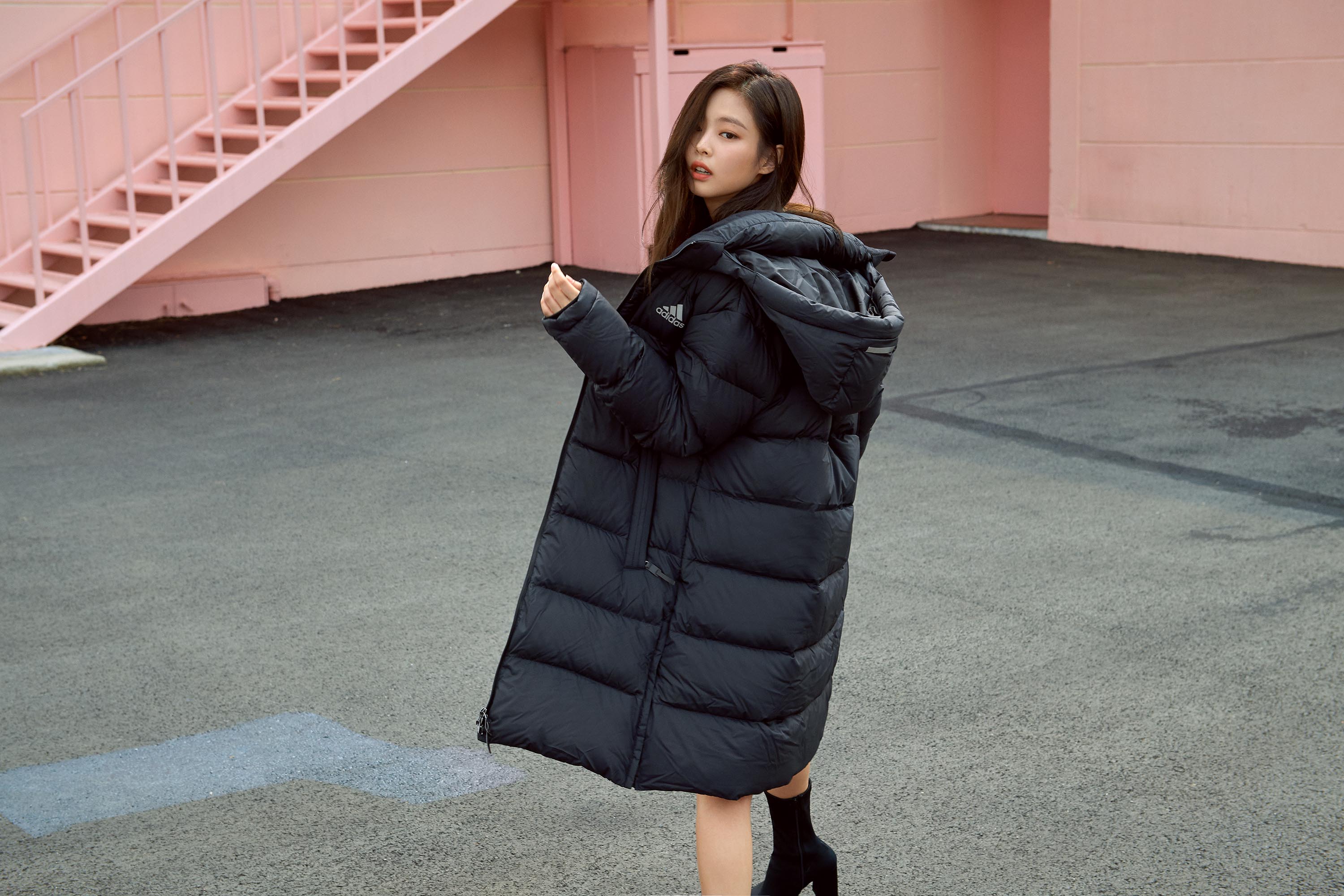 Stylish Long padding pictures of the group Black Pink and WINNER have been released.Adidas, a global leading sports brand, released two Long paddings with sporty and stylish designs for the full winter season and released a picture with Black Pink and WINNER.In this picture, Long padding, which is worn to protect the body from the cold, was interpreted as a new perspective and showed in a more stylish style.In particular, Black Pink sublimated the long padding, which can seem somewhat rugged, with a free and hip sensibility and expressed it as a modern fashion item.Meanwhile, Adidas will also hold events for purchasing customers to commemorate the launch of this product.A total of 100 people, 50 of whom will be awarded a lottery, will receive a Black Pink fan Members Only in November or a WINNER fan Members Only entry ticket on October 27.In addition, a total of 60 people, 30 people, will be provided with WINNER or Black Pink sign CD, and a total of 2,000 people will be provided with Adidas Winter Bromide.Photo Adidas