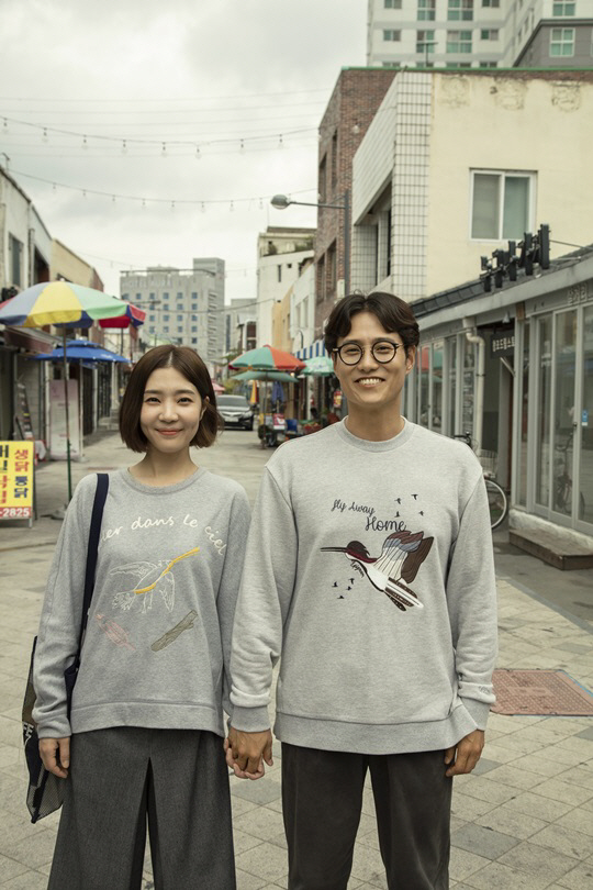 Actor Shin Da-eun - A couple of photos of the daily life of designer Lim Sung Bin have been released.On the 20th, the lifestyle brand Epigram recently released a picture with Shin Da-eun - Lim Sung Bin, who showed romantic daily life in Sangsangmong 2.This picture was conducted in various places of Gwangju metropolitan city from the quiet house to the 2018 Gwangju Biennale exhibition hall, and the Shin Da-eun - Lim Sung Bin couple who are smiling affectionately at the same place was combined to capture a movie-like sensibility.Shin Da-eun and Lim Sung Bin in the public photos added a romantic mood by showing a couple of simplistic and sophisticated coats.Shin Da-eun has a supernatural colored shirt, knit dress and coat with one on tone to produce a warm and warm autumn coordination, and Lim Sung Bin has a black muffler in a carmel color long coat.In addition, those who produced a casual couple with Supernatural mood graphic man-to-man showed their smiles while holding their hands and looking at the camera, and they showed their appearance as an entertainment Wannabe couple while facing each other with their sweet eyes that seemed to be falling honey.Meanwhile, Shin Da-eun and Lim Sung Bin married in May 2016.