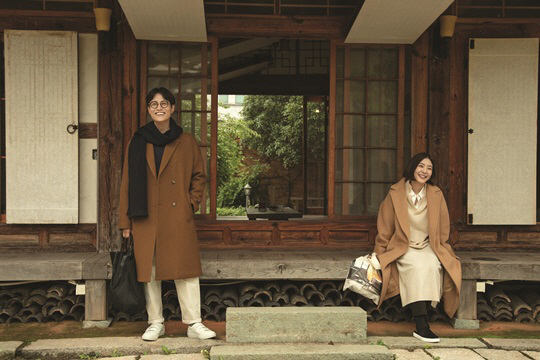 Actor Shin Da-eun - A couple of photos of the daily life of designer Lim Sung Bin have been released.On the 20th, the lifestyle brand Epigram recently released a picture with Shin Da-eun - Lim Sung Bin, who showed romantic daily life in Sangsangmong 2.This picture was conducted in various places of Gwangju metropolitan city from the quiet house to the 2018 Gwangju Biennale exhibition hall, and the Shin Da-eun - Lim Sung Bin couple who are smiling affectionately at the same place was combined to capture a movie-like sensibility.Shin Da-eun and Lim Sung Bin in the public photos added a romantic mood by showing a couple of simplistic and sophisticated coats.Shin Da-eun has a supernatural colored shirt, knit dress and coat with one on tone to produce a warm and warm autumn coordination, and Lim Sung Bin has a black muffler in a carmel color long coat.In addition, those who produced a casual couple with Supernatural mood graphic man-to-man showed their smiles while holding their hands and looking at the camera, and they showed their appearance as an entertainment Wannabe couple while facing each other with their sweet eyes that seemed to be falling honey.Meanwhile, Shin Da-eun and Lim Sung Bin married in May 2016.
