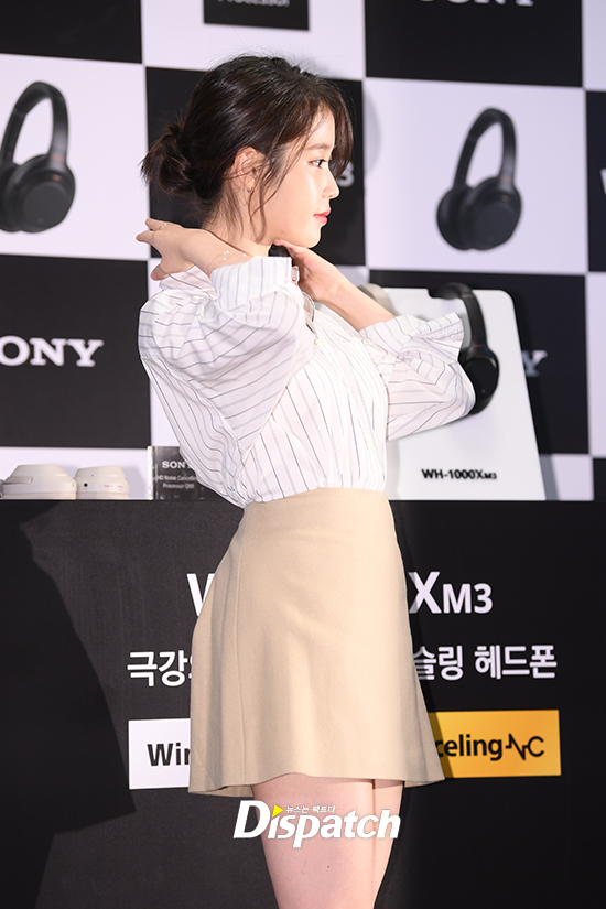 Singer IU attended the Sony Korea new product photo event held at the JW Marriott Hotel Grand Ballroom in Dongdaemun, Seoul on the morning of the 20th.The IU also beautifully digested the comfortably tied hair.like youre not.A pretty IU, even if you tie it up.The atmosphere goddess.Beauty and snowy.