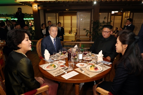 상어식당 이미지