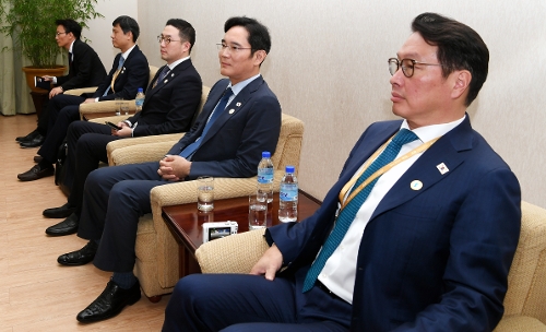 북한 리용남 내각부총리와의 면담을 앞두고 최태원 SK회장, 이재용 삼성전자 부회장 등이 평양 인민문화궁전에 앉아 있다./사진=평양공동취재단