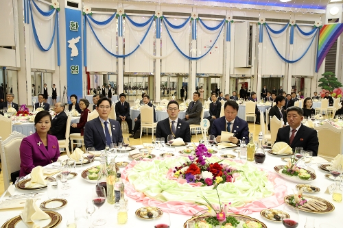 18일 평양 목란관에서 열린 남북정상회담 환영만찬에 이재용 삼성전자 부회장, 구광모 LG회장, 최태원 SK회장이 참석했다./사진=평양공동취재단