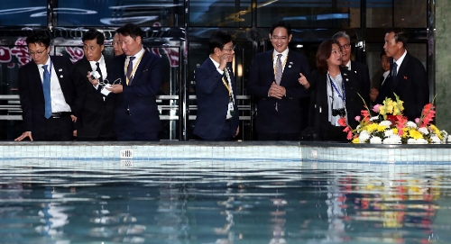 19일 대동강수산물식당 만찬 전 이재용 부회장, 최태원 회장 등의 모습/사진=평양공동취재단
