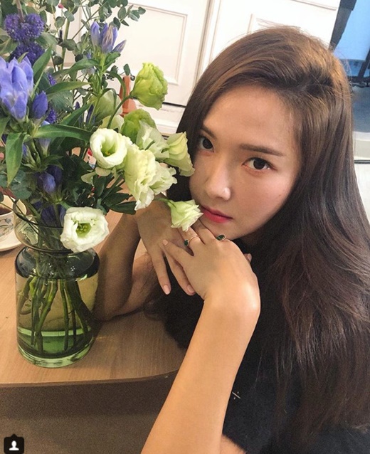 Singer Jessica has revealed her current status.Jessica posted a picture on her 20th day with the phrase Trying to stay awake on set on her instagram.In the photo, Jessica posed next to the flower, and Jessicas still-looking beauty, staring at the Camera with a calyx, stands out.Meanwhile, Jessica has been working as a solo singer and designer since leaving Girls Generation in September 2014.