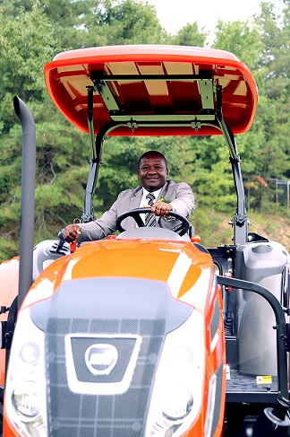 지난 19일 대동공업 창녕훈련원(경남 창녕)에서 열린 앙골라 수출 기념식에서 앙골라 농업부 다비드(David) 기술국장, 메카나그로 감보아(Gamboa) 이사 등이 트랙터를 시운전해보고 있다.