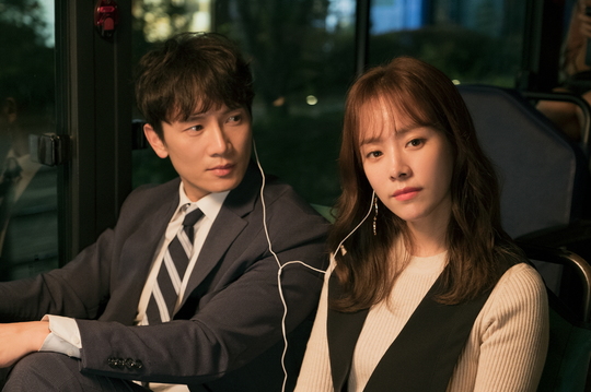 If it was not Ji Sung and Han Ji-min, could the TVN drama Knowing Wife have been so successful?It was thanks to the acting power of the two actors that I was loved by Kahaani, which is hard to understand.Knowing Wife is a drama depicting the fateful love Kahaani who lived the present that changed to one Choices.Seo Woo Jin (Han Ji-min) and Cha Ju-hyuk (Ji Sung), who had been living a difficult couple life, accidentally returned to the past and acted differently from the past and told the story of changing the present.However, as the past changed and the present changed together, there were situations that viewers could not easily understand.Cha Ju-hyuk, who avoided meeting with Seo Woo Jin in the past, was the husband of Lee Hye-won (Ganghanna) in the present.However, Cha Ju-hyuk and Seo Woo Jin met as bank colleagues, and Cha Ju-hyuk felt a different feeling from the previous one when he saw career woman Seo Woo Jin, not his wife.He even looked jealous when he seemed to take care of himself without knowing it, and when he seemed to be doing well with Yoon Jong-hoo (Jang Seung-jo).For Cha Ju-hyuk, there may be a memory with Seo Woo Jin before and now, before it changes, but other figures dont.In other words, regardless of Cha Ju-hyuks Memory, he is the husband of Lee Hye-won.Anyway, the current Cha Ju-hyuk divorced Lee Hye-won, and Seo Woo Jin arranged his relationship with Yun Jong-hoo and raised his mind about Cha Ju-hyuk.In addition, Seo Woo Jin found out that Cha Ju-hyuk and himself were originally married, and Cha Ju-hyuk changed the past and changed to the present.Here comes another time traveler, the mother of Seo Woo Jin (Lee Jung Eun).He handed over a 500-won coin Cha Ju-hyuk used to make his way back to his daughter Seo Woo Jin, who raced to change the past that way.Clearly, the knowing wife did not try to glorify Affair, and the message that they should know the importance of each other and not do the wrong Choices was also revealed.However, this setting, which changes the past several times and changes the present to the wife, is somewhat unrealistic and difficult to understand.Nevertheless, Knowing Wife was loved by Ji Sung and Han Ji-min, who led Kahaani.They not only realistically depicted the couples days of living in Aungdaung, but also moved the audiences mind by expressing their feelings about each other in the changed present.Especially in the case of Ji Sung, he solved the confused feelings of the character in the situation where he knew that the present had changed, and the affection for Seo Woo Jin made the viewers sympathize with it.Han Ji-min has played a variety of ages from high school to housewives and showed a transformation of acting close to one-man show.The message of the work was good, but the process of solving it was close to the drama of the film.If it wasnt for Ji Sung and Han Ji-min, could A Knowing Wife have recorded ratings of more than 8% (based on Nielsen Korea paid platforms nationwide)?kim ye-eun