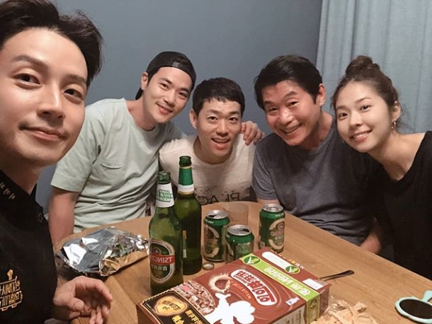 Lee Yeon-bok, Kim Kang-woo, Seo Eun-soo, Heo Kyung-hwan, and Lee Woo-hyung PDs tvN Do you want to eat in the local area?Chef Lee Yeon-bok posted a picture on his instagram on September 19 with an article entitled Do you want to eat in the local area? After shooting, toasting in China  too hard.The photo shows Heo Kyung-hwan, Kim Kang-woo, Lee Woo-hyung PD, Lee Yeon-bok and Seo Eun-soo, who are making friendships while drinking beer.Kim Kang-woos warm visuals also attract attention.The fans who responded to the photos responded, I wanted to eat too much while watching TV, I am enjoying it, I like and respect the chef.delay stock