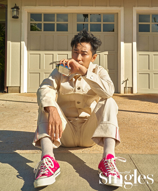 Fashion Magazine Singles has released a Hawaii fashion picture by actor Ju Ji-hoon, who performed in the movie Dark Figure of Crime, which is scheduled to open on October 3.In this picture released on September 20, Ju Ji-hoon is the back door of the shooting of The Earrings of Madame de... of the female staff on the set, perfecting the FW look that was released lightly.Ju Ji-hoon, who has become a 10 million actor in the series With God, has appeared in various blockbusters this year and has established himself as an actor who believes and believes in his overwhelming presence.In particular, he will play Murderbum in the movie Dark Figure of Crime scheduled to open on October 3, and challenge strong characters that have not been seen before.The movie Dark Figure of Crime is a crime True Story drama about Murder who confesss seven additional Murders in prison and a detective who believes in confidence and pursues a case.hwang hye-jin