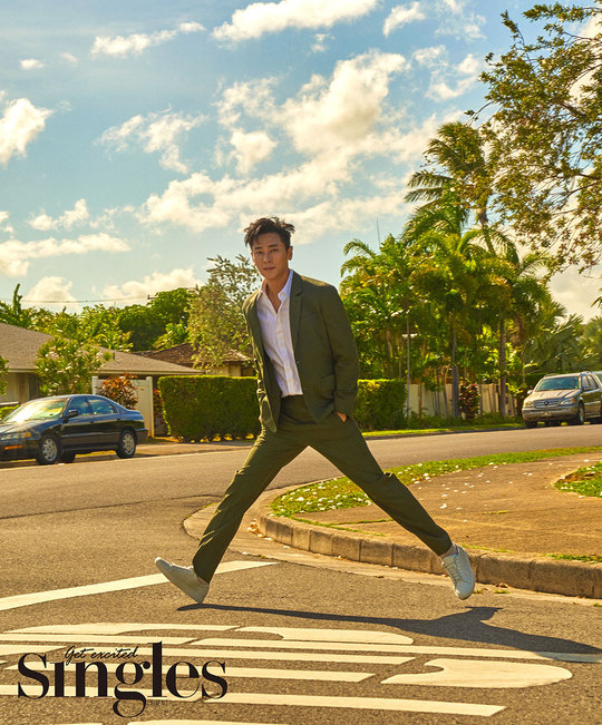 Fashion Magazine Singles has released a Hawaii fashion picture by actor Ju Ji-hoon, who performed in the movie Dark Figure of Crime, which is scheduled to open on October 3.In this picture released on September 20, Ju Ji-hoon is the back door of the shooting of The Earrings of Madame de... of the female staff on the set, perfecting the FW look that was released lightly.Ju Ji-hoon, who has become a 10 million actor in the series With God, has appeared in various blockbusters this year and has established himself as an actor who believes and believes in his overwhelming presence.In particular, he will play Murderbum in the movie Dark Figure of Crime scheduled to open on October 3, and challenge strong characters that have not been seen before.The movie Dark Figure of Crime is a crime True Story drama about Murder who confesss seven additional Murders in prison and a detective who believes in confidence and pursues a case.hwang hye-jin