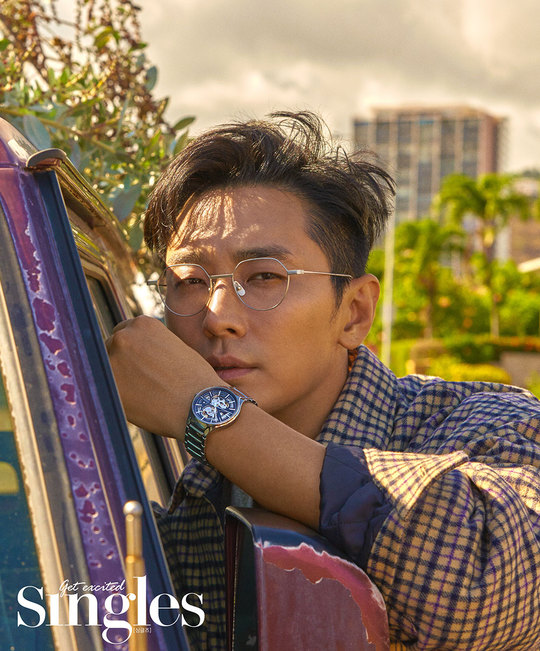 Fashion Magazine Singles has released a Hawaii fashion picture by actor Ju Ji-hoon, who performed in the movie Dark Figure of Crime, which is scheduled to open on October 3.In this picture released on September 20, Ju Ji-hoon is the back door of the shooting of The Earrings of Madame de... of the female staff on the set, perfecting the FW look that was released lightly.Ju Ji-hoon, who has become a 10 million actor in the series With God, has appeared in various blockbusters this year and has established himself as an actor who believes and believes in his overwhelming presence.In particular, he will play Murderbum in the movie Dark Figure of Crime scheduled to open on October 3, and challenge strong characters that have not been seen before.The movie Dark Figure of Crime is a crime True Story drama about Murder who confesss seven additional Murders in prison and a detective who believes in confidence and pursues a case.hwang hye-jin