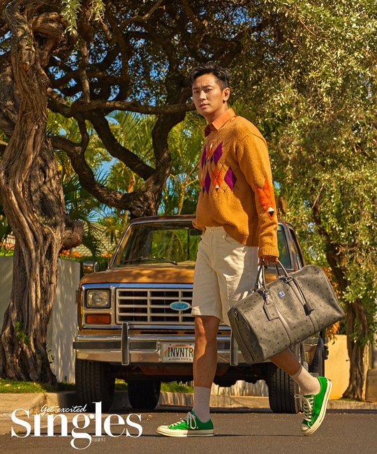 Fashion Magazine Singles has released a Hawaii fashion picture by actor Ju Ji-hoon, who performed in the movie Dark Figure of Crime, which is scheduled to open on October 3.In this picture released on September 20, Ju Ji-hoon is the back door of the shooting of The Earrings of Madame de... of the female staff on the set, perfecting the FW look that was released lightly.Ju Ji-hoon, who has become a 10 million actor in the series With God, has appeared in various blockbusters this year and has established himself as an actor who believes and believes in his overwhelming presence.In particular, he will play Murderbum in the movie Dark Figure of Crime scheduled to open on October 3, and challenge strong characters that have not been seen before.The movie Dark Figure of Crime is a crime True Story drama about Murder who confesss seven additional Murders in prison and a detective who believes in confidence and pursues a case.hwang hye-jin