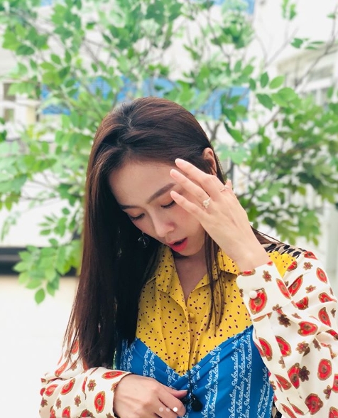 Actor Hong Soo-hyun promoted Channel A Plus new entertainment program Show Freety.Hong Soo-hyun posted a picture on his instagram on September 20 with an article entitled Channel A Plus Show Freety Thursday at 9:20pm.Inside the picture was a face-squinting figure of Hong Soo-hyun, whose high nose and slender jawline attracts Eye-catching.The innocent figure of Hong Soo-hyun, who sweeps his head in another photo, is also attractive.The fans who responded to the photos responded such as I am so beautiful sister, I am cute, Hit the jackpot! Beautiful.delay stock