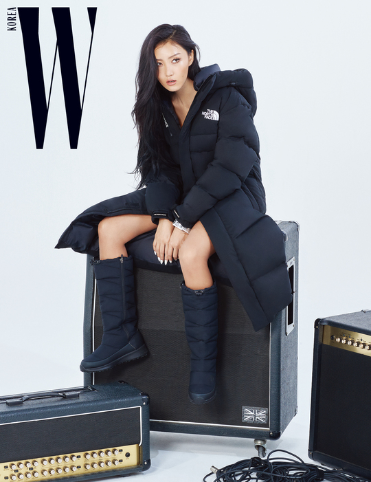 Mamamus Hwasa, who was selected as the muse of the 2018 FW season of global outdoor brand The North Face, presented an outer pictorial.Hwasa in the public picture showed sensual fashion using various 2018 FW season outers of The North Face.Hwasa showed off her unique fashion sense with her own color, and showed her sensual charm and healthy energy together.Hwasa matched Down Boots Booty Home High, which boasts a unique design for the ultra-light premium Goose Long Down Super Air Down, which is expected to be a mega-hit item this FW season, to create a simple yet all-black chic atmosphere.pear hyo-ju