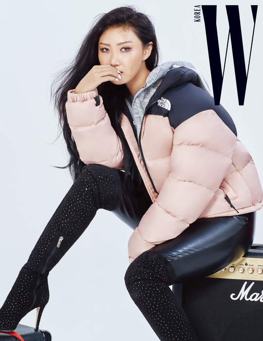 Mamamus Hwasa, who was selected as the muse of the 2018 FW season of global outdoor brand The North Face, presented an outer pictorial.Hwasa in the public picture showed sensual fashion using various 2018 FW season outers of The North Face.Hwasa showed off her unique fashion sense with her own color, and showed her sensual charm and healthy energy together.Hwasa matched Down Boots Booty Home High, which boasts a unique design for the ultra-light premium Goose Long Down Super Air Down, which is expected to be a mega-hit item this FW season, to create a simple yet all-black chic atmosphere.pear hyo-ju