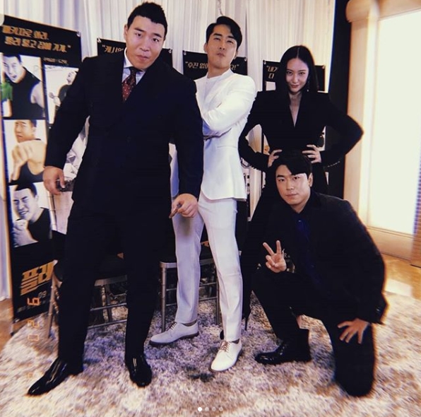 Song Seung-heon, Lee Si-eon, Jung Soo-jung and Tae Won-seok together with the OCN new Saturday drama The Player production presentation was released.Actor Lee Si-eon posted a picture on his instagram on September 20 with an article entitled The Player Song Seung-heon Jung Soo-jung Lee Si-eon Taewon Seok.In the photo, Song Seung-heon, Lee Si-eon, Jung Soo-jung and Tae Won-seok dressed in suits were included.The four are staring at the camera in a personality pose. Tae Won-seoks extraordinary appearance and Jung Soo-jungs brilliant beauty catch the eye.Song Seung-heons figure in an all-white suit is attractive, as is Lee Si-eon, who wore Earring in another photo.The fans who responded to the photos responded such as Its cool. Fighting, Actor. Earring is digested and I will take care of it.delay stock