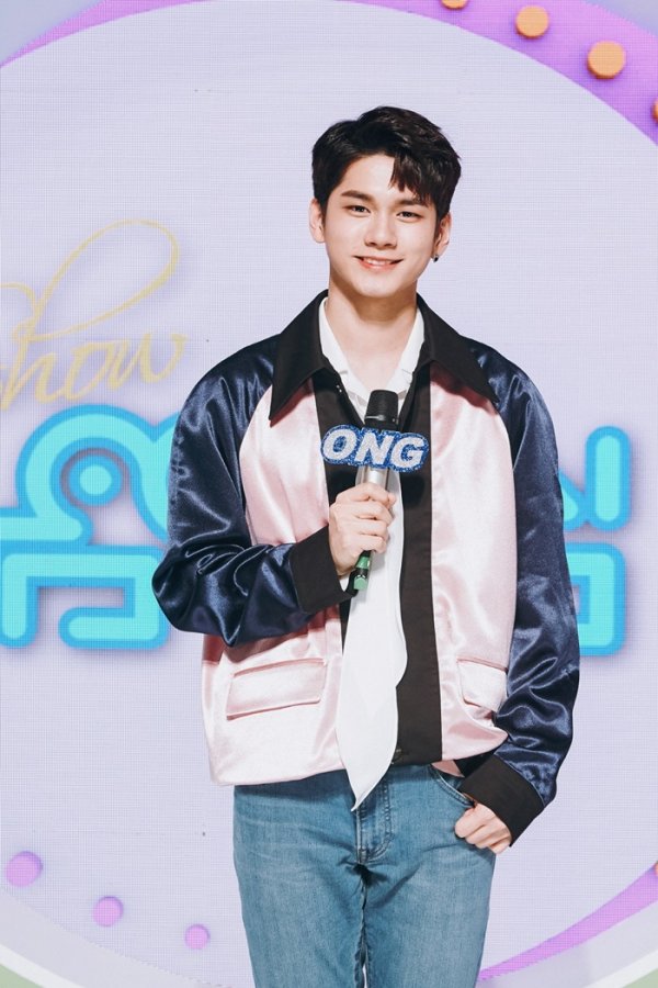 Wanna One Ong Seong-wu gets off at MBC Show! Music Core MC.Ong Seong-wu will leave Show! Music Core for the last time on the 22nd (Saturday).Its been about eight months since joining MC with Gugudan Mina and NCT Mark in February.At the time of the first broadcast, Ong Seong-wu was excited by the announcement with Mina and Mark as a powerful special stage.Over the next eight months, he was the eldest brother of three MCs, naturally leading Mina and Mark and attracting viewers with his witty dedication.Ong Seong-wu said, I am so grateful to all those who have watched and supported my progress so far.I was really happy to be able to stand in the position of Music Core MC.Unfortunately, I will be Ong Seong-wu who will end up like this, but show good looks and progress anywhere. I am deeply grateful again. Sometimes it is full of relentless, sometimes calm response.The last broadcast of Ong Seong-wu, who played brilliantly with Music Core MC, will be broadcast at 3:15 pm on the 22nd (Saturday).