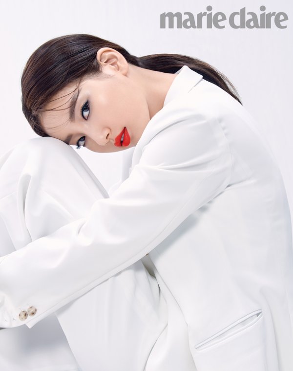 <p>Singer and actor Bae Suzy made an intense makeup photo collection.</p><p>In the gravure Bae Suzy is like a construction paper, red, coral, P! nk, Burgundys four mat lip colors and intense eye makeup were completely digested. The cover that appeared wearing an intense red suit diverged chic and attractive charm.</p><p>In an interview carried out afterwards, Bae Suzy asked the secret of skin care Ask frequently mask pack at home care, use mainly mild products with less stimulation without touching skin maximally by hand I released the secret law.</p><p>Photo collections and images incorporating Bae Suzy s quirky charm can be seen on the Korean Independent Animation Film Festival October issue and on the Korean Independent Animation Film Festival website.</p>