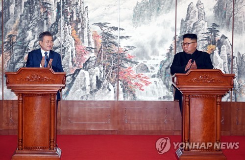 [평양공동선언] 남북 정상, 9월 평양공동선언 합의 (평양=연합뉴스) 평양사진공동취재단 배재만 기자 = 문재인 대통령과 김정은 북한 국무위원장이 19일 백화원 영빈관에서 9월 평양공동선언문에 서명한 뒤 공동 기자회견을 하고 있다.       scoop@yna.co.kr  (끝)