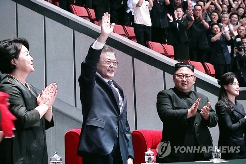 [평양정상회담] 능라도 5·1경기장 방문한 대통령 (서울=연합뉴스) 박동주 기자 = 19일 밤 문재인 대통령이 능라도 5·1경기장을 방문해 인사하고 있다.      동대문디자인플라자(DDP) 남북정상회담 메인프레스센터 실시간 중계 모니터 캡처.    pdj6635@yna.co.kr  (끝)