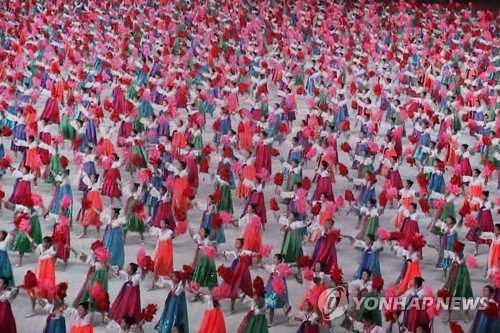 [평양정상회담] 능라도 5·1경기장에서 열린 예술공연 (서울=연합뉴스) 박동주 기자 = 19일 밤 문재인 대통령이 방문한 능라도 5·1경기장에서 대집단체조 예술공연이 열리고 있다.      동대문디자인플라자(DDP) 남북정상회담 메인프레스센터 실시간 중계 모니터 캡처.     pdj6635@yna.co.kr  (끝)