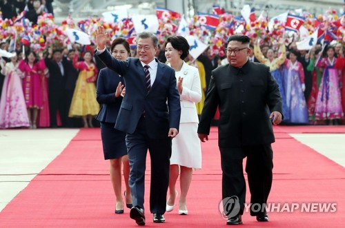 [평양정상회담] 평양 시민에 인사하는 문 대통령 (평양=연합뉴스) 평양사진공동취재단 배재만 기자 = 문재인 대통령이 부인 김정숙 여사와 18일 오전 평양 순안공항에 도착해 북한 김정은 국무위원장 내외의 영접을 받으며 마중 나온 평양 시민들에게 손을 흔들고 있다. 2018.9.18      scoop@yna.co.kr  (끝)