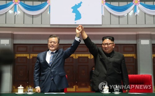 [평양정상회담] 평양 시민에게 인사하는 남북정상 (평양=연합뉴스) 평양사진공동취재단 배재만 기자 = 문재인 대통령과 북한 김정은 국무위원장이 지난 19일 저녁 평양 5.1 경기장에서 열린 '빛나는 조국'을 관람한 뒤 환호하는 평양 시민들에게 손을 들어 인사하고 있다. 2018.9.19      scoop@yna.co.kr  (끝)