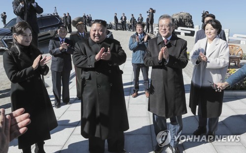 [íìì ìíë´] ë°±ëì° ì ìì ë¤ í¨ê» ë°ìë¥¼ (íì=ì°í©ë´ì¤) íìì¬ì§ê³µëì·¨ì¬ë¨ ë°°ì¬ë§ ê¸°ì = ë¬¸ì¬ì¸ ëíµë ¹ê³¼ ë¶í ê¹ì ì êµ­ë¬´ììì¥ ë´ì¸ê° 20ì¼ ì¤ì  ë°±ëì° ì ìì¸ ì¥êµ°ë´ì ì¬ë¼ ë°ìë¥¼ ì¹ê³  ìë¤. 2018.9.20       scoop@yna.co.kr  (ë)