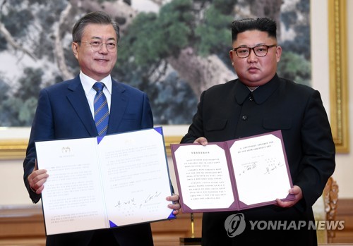 [평양공동선언] 합의서 든 남북정상 (평양=연합뉴스) 평양사진공동취재단 배재만 기자 = 문재인 대통령과 김정은 국무위원장이 19일 오전 평양 백화원 영빈관에서 평양공동선언문에 서명한 후 합의서를 들어보이고 있다. 2018.9.19      scoop@yna.co.kr  (끝)