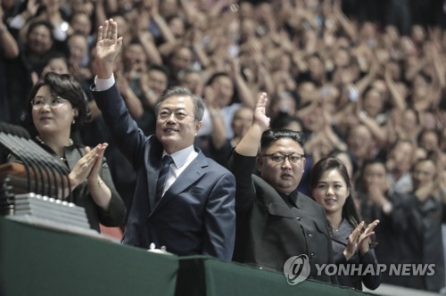 [평양정상회담] 인사하는 남북정상 (평양=연합뉴스) 평양사진공동취재단 배재만 기자 = 문재인 대통령과 김정은 국무위원장이 19일 밤 평양 5.1경기장에서 열린 남북정상회담 경축 대집단체조와 예술공연 '빛나는 조국'에 입장한 뒤 손을 들어 인사하고 있다.   2018.9.20      scoop@yna.co.kr  (끝)