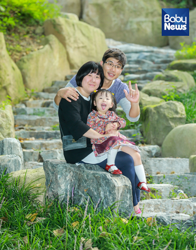 지난해 베이비뉴스 '바퀴 달린 엄마' 기획 인터뷰에 응한 청각장애인 최창국(40)·송지은(38) 부부와 네 살 딸 예나. 최대성 기자 ⓒ베이비뉴스