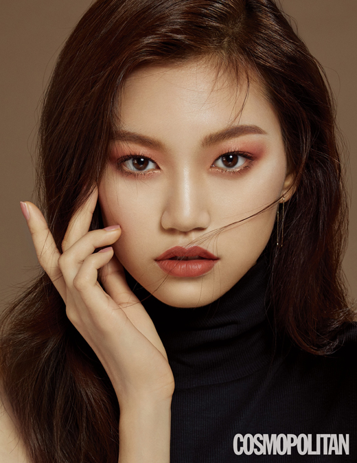 The beauty picture of girl group Weki Meki member Kim Do-yeon was released on the 21st through the October issue of fashion magazine Cosmopolitan.Kim Do-yeon, who challenged her trendy eye makeup this season, showcased her gradation look, which was a soft mix of brown and coral colours.In an interview with Cosmopolitan, I asked about the difference between now and the previous 20 years old. First of all, I have a lot of thoughts about myself.And it seems to be a big difference that I have to worry about what hair and makeup are suitable for me. Cosmetics shopping is going to go to the store directly instead of online.One of my hobbies is to go around alone when I have time, and I always stop by the store and buy things. Sometimes when fans recognize it, I will say hello and take pictures together and enjoy the moment. Finally, for the time being, we will be busy with the end of the Weki Meki album, but this album has expressed our aspiration to work hard to make more Weki Meki fans.