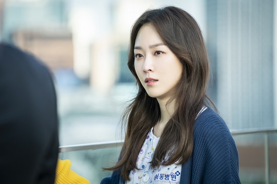 Beauty Inside heralded the unusual first meeting between Seo Hyon-jin and Lee Min Ki.The JTBC New Moon TV drama Beauty Inside, which will be broadcasted on October 1, first revealed the still cut that shows the images of Seo Hyon-jin and Lee Min Ki, who met on the rooftop of the hospital on September 21, and stimulated curiosity.Seo Hyon-jin plays the top star Han Se-gye, who changes her face once a month; he suffers from a deadly and special magic that turns into the face of others at some point.Hanseul meets Seo Do-jae and begins a fateful meeting that does not know whether it is a bad or a relationship.Seo Do-jae, played by Lee Min Ki, is a flawless perfect man who has been blessed with Faith, with his beautiful appearance, tall height and excellent brain, but has a fatal flaw called facial recognition disorder.Seo Do-jaes life, which is perfectly calculated to hide the wound, is a big change with an unexpected meeting with the Han world.Lee Min Ki, who looks at the Seo Hyon-jin in the public photo, stimulates curiosity.The top star, who is gorgeous and energetic, is a world that sheds tears with a tired face. Seo Do-jae, who gives a handkerchief with a chic face, stimulates strange excitement.I am curious about the romance of the two people in the pointed expression of Seo Hyon-jin looking back at Lee Min Ki while stealing tears with the handkerchief handed over.I am curious about why the first meeting of the two people was made on the rooftop of the hospital and why the top star Hansei visited the hospital.The top star, whose face changes once a month, and the head of the chaebols third-generation airline, who does not recognize the face of a person, are expecting what kind of romance Hansei and Seo Do-jae will have with their deadly secrets hidden.The romance of a woman who becomes another person and a man with facial recognition who only recognizes her when a certain cycle is given is a pleasant and sympathetic impression on the emotional texture of the original work, and it is expected to be a differentiated romantic comedy.Above all, the meeting between Loko Chitki Seo Hyon-jin and Lee Min Ki is a factor that makes beauty inside wait in itself.Seo Hyon-jin, who draws sympathy by digesting any character with his own color, and Lee Min Ki, who has spread his own acting world across various genres from romance to thriller, will stimulate romantic sensibility with pleasant laughter.hwang hye-jin