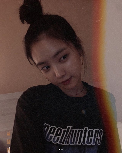Group Apink member Son Na-eun showed off her innocent charm.Son Na-eun posted a photo on his Instagram account on September 21 with the caption: Good Night (Goodnight).Inside the photo was a snapshot of Son Na-eun with her hair tied tight; Son Na-eun sits on a bed in a comfortable T-shirt.Son Na-euns distinctive features and pale smile attract attention.The fans who responded to the photos responded such as I am so cute, I want to resemble half, Goddess. It is really beautiful.delay stock
