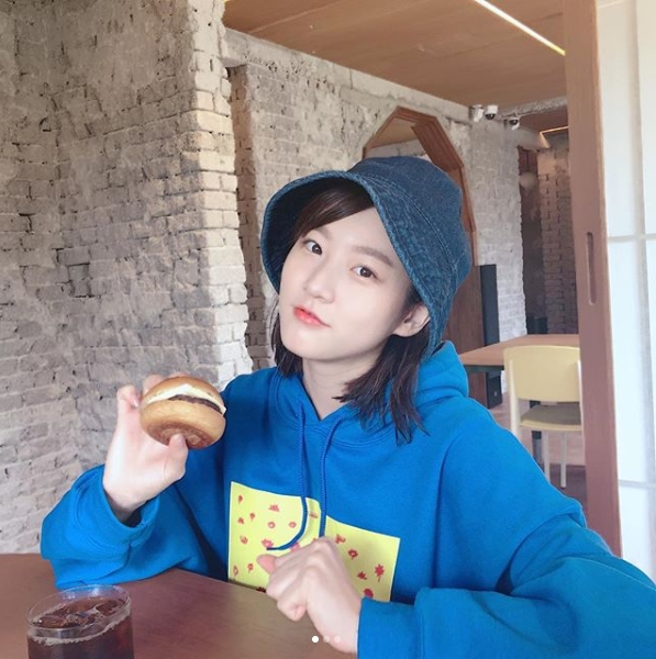 Kim Sae-ron and Kim Yu-jeong showed off their strong friendship.Kim Sae-ron posted a picture on his instagram on September 21 with an article entitled An Butter. Photo by Kim Yoo Jung.Kim Sae-ron, who is holding an anchor, was photographed in a photo taken by Kim Yoo-jung, adding a cute charm with a blue bucket hat.Kim Sae-rons lovely smile pulls out Eye-catchingFans who responded to the photos responded such as I like to see a date with a well, It is cute, It is beautiful today, and it is also close to pretty people.delay stock