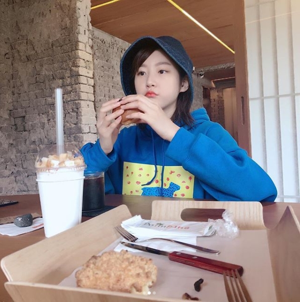 Kim Sae-ron and Kim Yu-jeong showed off their strong friendship.Kim Sae-ron posted a picture on his instagram on September 21 with an article entitled An Butter. Photo by Kim Yoo Jung.Kim Sae-ron, who is holding an anchor, was photographed in a photo taken by Kim Yoo-jung, adding a cute charm with a blue bucket hat.Kim Sae-rons lovely smile pulls out Eye-catchingFans who responded to the photos responded such as I like to see a date with a well, It is cute, It is beautiful today, and it is also close to pretty people.delay stock