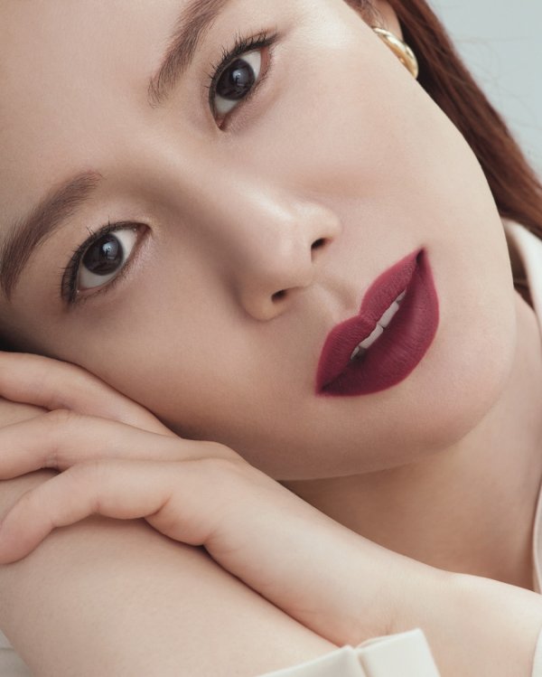 Beauty pictorials by actor Kim Hyun-joo have been released.In this picture, Kim Hyun-joo showed a fall look that matches the actresss dignity by matching beige tone costumes with dark brown hair.Kim Hyun-joo, who created a calm feeling with powdery skin expression and subtle shade makeup, emanated a unique aura with intense burgundy lip.Choosing a matte yet soft texture Lipstick, it expresses elegance as well as luxurious charm.This Lancome picture, which shows the fascinating beauty of Kim Hyun-joo, is released in the October issue of magazine Marie Claire.