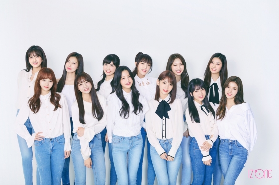 ProDeuce 48 girl group IZ*ONE released a complete profile image.IZWAN posted an official profile photo of the group taken by the twelve members through the official SNS channel at 0:00 on the 21st.Izuwon, who showed personal profile images for four days from 17th to 20th, focused on the appeal of individual members, released a unique chemistry through the group profile photos released on this day.In the public image, the members of Aizwon are looking at the camera in a white top and jeans as they are at the time of taking a personal profile photo.As if the pure white fairy gathered, the visuals of the innocent and lovely Aizwon caught the attention of the viewers, and the members who show off their different charms make the atmosphere in the photo more bright.After completing the opening of all the group profile images following the personal profile image, IZWON succeeded in raising the expectation of fans waiting for their debut by re-exciting the visuals and unique charms of the past.The project girl group Aizwon, which was born through Mnet Survival program ProDeuce 48, consists of 12 members including Miyawaki Sakura, Cho Yuri, Choi Yena, Ahn Yu-jin, Yabuki Nako, Kwon Eunbi, Kang Hye Won, Honda Hitomi, Kim Chae Won, Kim Min-joo and Lee Chae Yeon.IZWON, which recently launched its official SNS channel in earnest, has exceeded 10 million hearts in 15 minutes after the start of broadcasting in the surprise V-live that has recently been underway, and the number of official Instagram followers has already exceeded 200,000 before its official debut.On the other hand, IZWON plans to accelerate preparations for its debut next month.