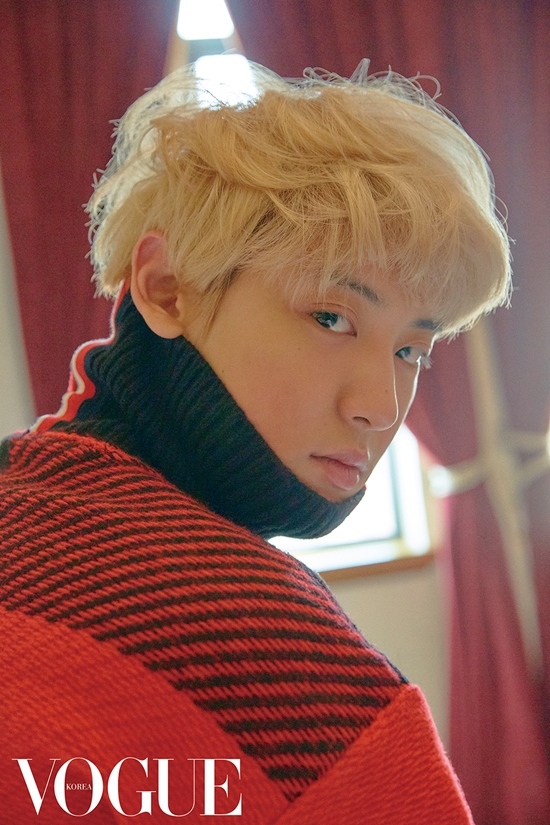 A Simkung pictorial capturing the girlhood of the group EXO Chan Yeol was released.In the public picture, Chan-yeol showed a blonde hair with an oversize check turtleneck sweater, showing the appearance of a boyfriend with a winter feeling.He also caught his eye with a unique eye that seemed to fall out.In the black and white picture that was released in succession, he wore a check pattern best and a T-shirt, creating a chic atmosphere with casual fashion and a casual expression.The picture of EXO Chan Yeol can be found in the October issue of Vogue.Photo- Vogue Korea
