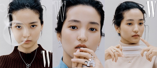 Actor Kim Tae-ri has decorated the cover of the October issue of W Korea.Kim Tae-ri, who is loved by Go Ae-shin in TVNs Mr. Sunshine, unveiled the W Korea pictorial and showed another charm from the play.Kim Tae-ri in this picture with a jewelery brand captures the eye by capturing the dreamy charm in a clean and transparent atmosphere.The clear eyes and clear skin tone not only make her alluring and fascinating beauty clear, but also makes her neat beauty more prominent.Kim Tae-ri also added a Professional aspect to this shooting scene.Even during the busy schedule, I was full of laughter without any tiredness, and I greeted the staff who met for a long time and created a pleasant scene atmosphere.In addition, the moment the shot entered, when the expression changed variously as if it was when it was done, and it was the back door that made Kim Tae-ri praise.Meanwhile, more pictures and Interviews by Kim Tae-ri can be found in the October issue of W Korea. / Photo = W Korea