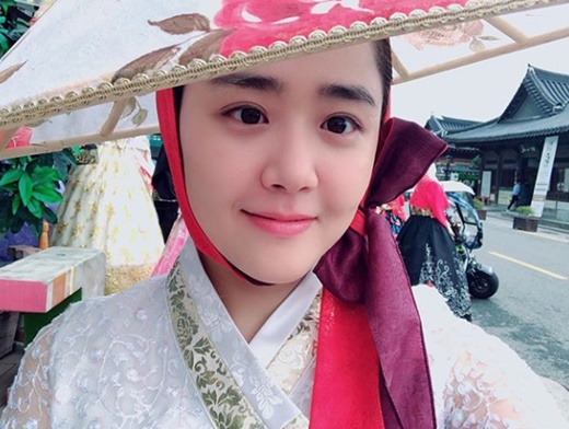 Actor Moon Geun-young gave his fans a Cheseok greeting.Moon Geun-young left a message on his Instagram on Tuesday afternoon saying Become a pleasant Hangawi.In addition, he posted a selfie of Hanbok, which he wore in a finely dressed hanbok and boasted a doll-like visual, captivating fans with a refreshing smile on his big eyes.Meanwhile, Moon Geun-young is reviewing his next film after taking a rest after appearing in the movie Glass Garden last year.