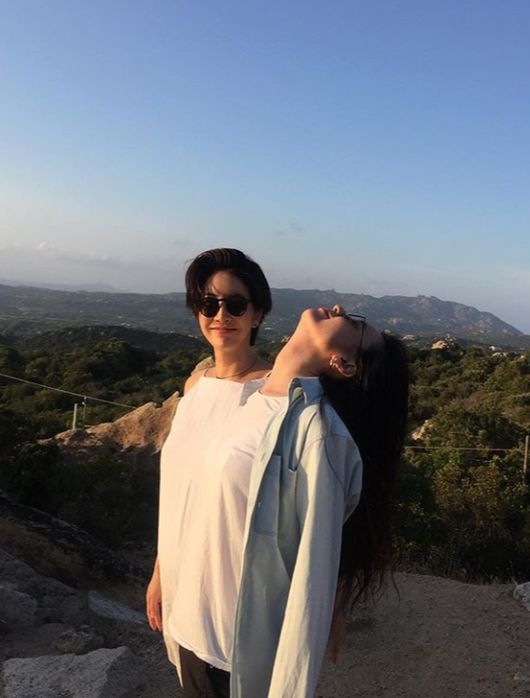 Jin Seo-yeon is on friendship Travel with Han Hyo-jooJin Seo-yeon released a picture of Han Hyo-joo and enjoying his relaxing daily life on his Instagram on the 22nd.Han Hyo-joo and Jin Seo-yeon now appear to be travelling to Sardinia, Italy.The two friends who became friends through the movie Banchangko are enjoying friendship by enjoying happy travel like ordinary friends.Han Hyo-joo and Jin Seo-yeon are attracted to the beauty that stands out in comfortable clothes without a toilet.In particular, Jin Seo-yeon, who recently reported the joyful news of pregnancy, thanked his friend Han Hyo-joo for thank you for good energy.Meanwhile, Jin Seo-yeon has been reborn as a trusted and watched actor of Chungmuro through Dokjeon (director Lee Hae-young); recently, he also received fans congratulations by delivering news of the pregnancy.Jin Seo-yeon Instagram