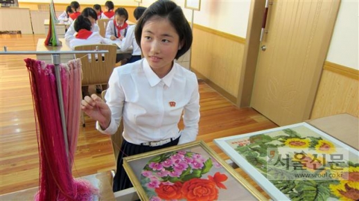 만경대학생소년궁전에서 한 학생이 자수 작품을 만들고 있다.안도현 시인 제공