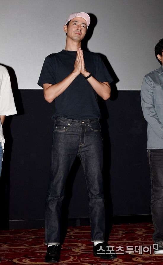 Actor Jo In-sung is attending the stage greeting of the movie Ansi City at the Gimpo International Airport Lotte Cinema in Seoul on the afternoon of the 22nd.Ansi City, starring Jo In-sung Nam Joo-hyuk, Park Sung-woong, Bae Sung-woo, and Seol Hyun, is an action blockbuster depicting the 88-day Ansi City battle of Goguryeo and Tang Dynasty, which is said to be the most dramatic and great victory in East Asias war history.2018. 09. 22.