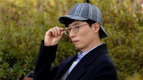 I am interested in meeting another masterpiece after Infinite Challenge, Running Man and Happy Together 3.His first experiment, which finished Infinite Challenge, was Netflix entertainment You are the perpetrator!It is a completely different platform, not a TV, and the program format attracted attention because it was a combination of sitcoms, mystery plays, and brain-writing entertainment.Due to the Netflix nature of not disclosing the number of views, it is not clear exactly how successful the you are the perpetrator!In addition, Netflix was the first Korean entertainment company and the format was also an awkward attempt, but it succeeded in calling the topic with the appearance of Yo Jae-Suk, and it was constantly talked about online.Recently, Season 2 was also announced.Yoo Jae-Suk then entered TVN, which had not stepped in in the meantime, with Jo Se-ho, who was with him for a while at the end of Infinite Challenge.The Yu Quiz on the Block, where the two people are together, is a concept that gives a prize money to the citizens who meet on the street after a quiz.It seems like a public entertainment that was available in the 1990s, but it is a format that meets for a long time.It is said that the progress is natural thanks to the friendly Yo Jae-Suk as an MC, and that the tit-for-tat Chemie (Chemistry, a good combination) with Jo Se-ho is fun.It is also warm to draw their true story to every citizen Yo Jae-Suk meets.Yoo Jae-Suk will also appear in JTBCs new entertainment These Days in November.This program is about meeting and communicating with Generation Z, and it shows the willingness of Yo Jae-Suk to understand and understand the young world view formed around smart phones and videos.Yoo Jae-Suk will watch the video produced by Generation Z on behalf of adults these days in this program, and will meet with children these days and spend a special day together.Yoon Hyun-joon, a producer of responsibility in Sugar Man, is expected to direct the production and show natural breathing.Yoo Jae-Suk will challenge new entertainment on SBS TV following Running Man for 9 years.The format and contents are not yet known, but it has become a hot topic once again with Jung Chul-min PD, who directed Running Man.In addition, KBS 2TV Happy Together 3 has recently attracted attention to what fresh challenge Yo Jae-Suk will show with Park Myung-soo and Eom Hyun-kyung getting off and reorganizing into a completely new season.Yoo Jae-Suk has always prepared new challenges and experiments in line with the rapidly changing media environment and the diversity of popular preferences, said an official of the company, Yo Jae-Suk.He added, I expect that I will be able to meet the programs of the project to show this well and give you a different pleasure.Netflix and TVN advance and new entertainment line waiting