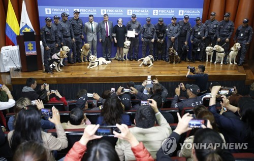 21일(현지시간) 콜롬비아 수도 보고타에 있는 검찰청사 강당에서 열린 경찰견 14마리의 퇴임식 [AP=연합뉴스]