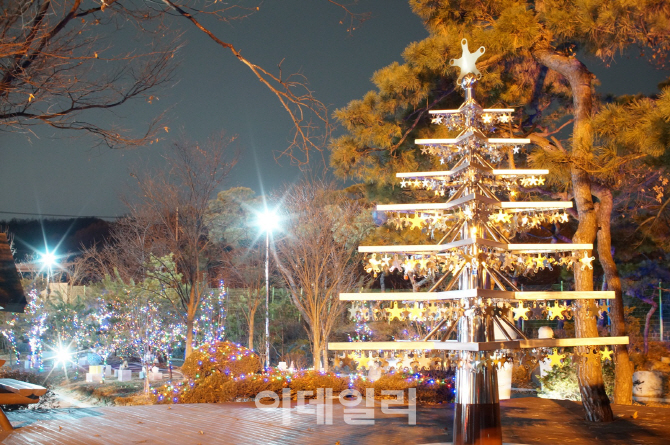 경부선 망향(부산)휴게소 열린미술관 장욱희 작가의 작품 “소원나무”