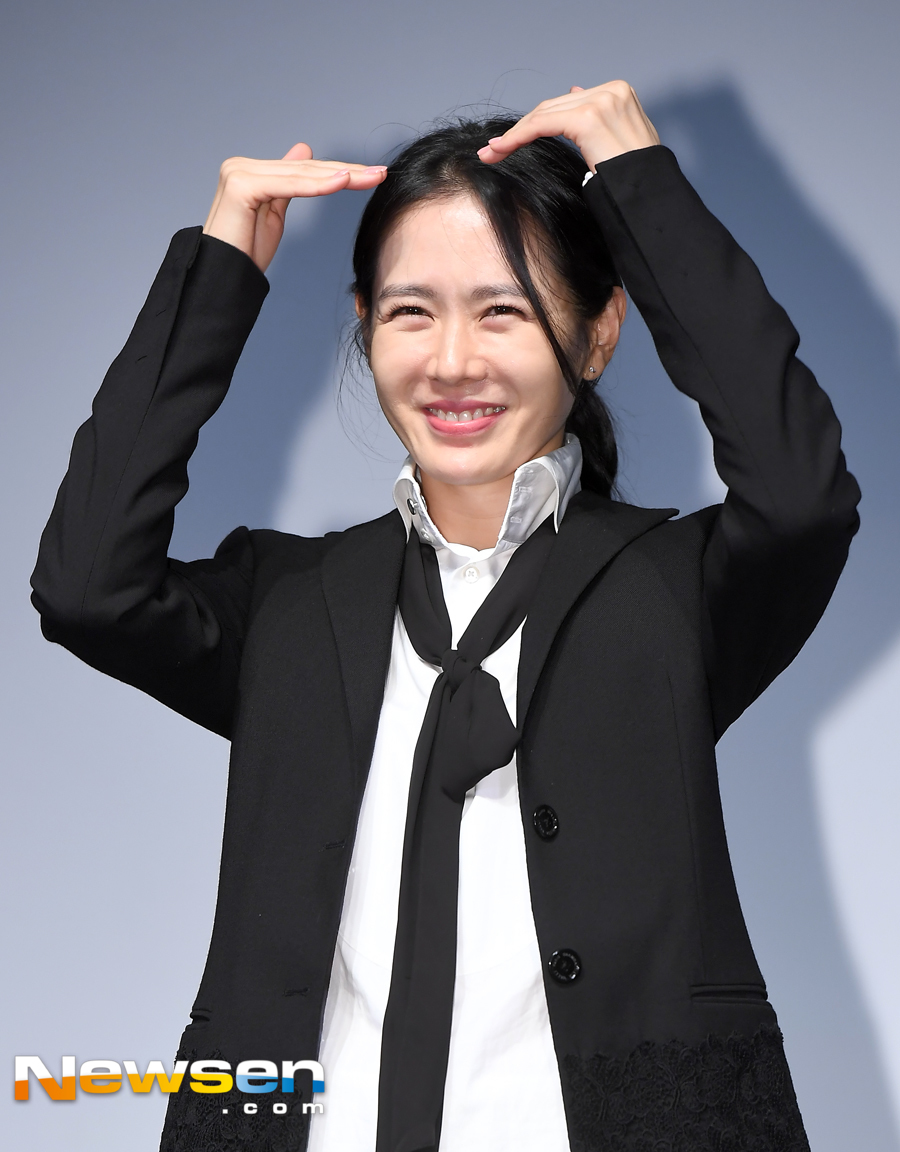 The movie Movie - The Negotiation (directed by Lee Jong-seok) was held at Lotte Cinema World Tower in Songpa-gu, Seoul on the afternoon of September 22.Son Ye-jin attended the day.Movie - The Negotiation, starring Son Ye-jin, Hyun Bin, Kim Sang-ho, Jang Young-nam, and Jang Kwang, is a crime entertainment film in which the worst hostage drama ever occurred in Thailand and the crisis Movie - The Negotiation starts the movie - The Negotiation It will be released on September 19 and is on screen.Jung Yoo-jin