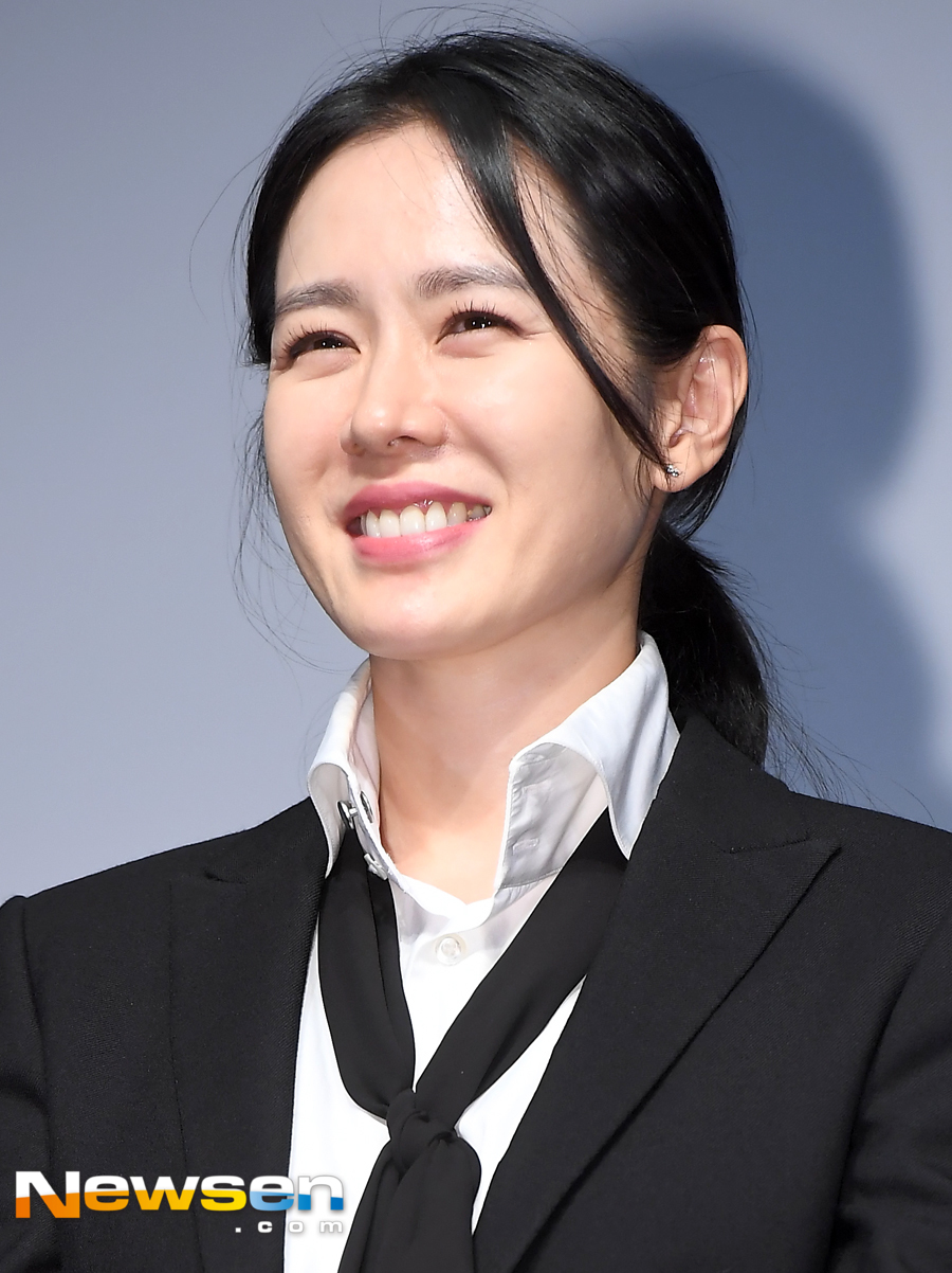 The movie Movie - The Negotiation (directed by Lee Jong-seok) was held at Lotte Cinema World Tower in Songpa-gu, Seoul on the afternoon of September 22.Son Ye-jin attended the day.Movie - The Negotiation, starring Son Ye-jin, Hyun Bin, Kim Sang-ho, Jang Young-nam, and Jang Kwang, is a crime entertainment film in which the worst hostage drama ever occurred in Thailand and the crisis Movie - The Negotiation starts the movie - The Negotiation It will be released on September 19 and is on screen.Jung Yoo-jin